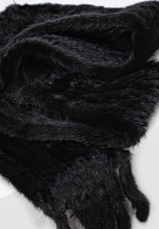 Czarny szal z naturalnego futra