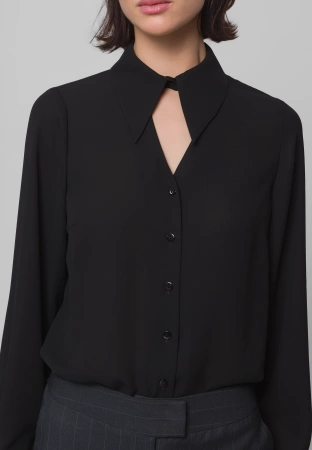 Czarna koszula z wycięciem przy dekolcie