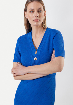 Kobaltowa sukienka ze złotymi guzikami i tłoczeniem w romby