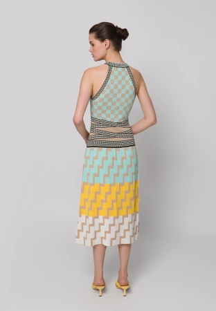Dzianinowa sukienka w geometryczny wzór z turkusem