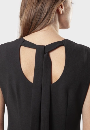 Czarna sukienka z piórami