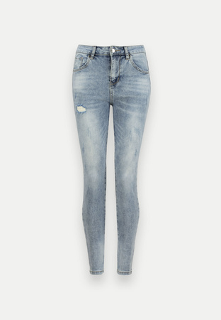 Jeansy z przetarciami