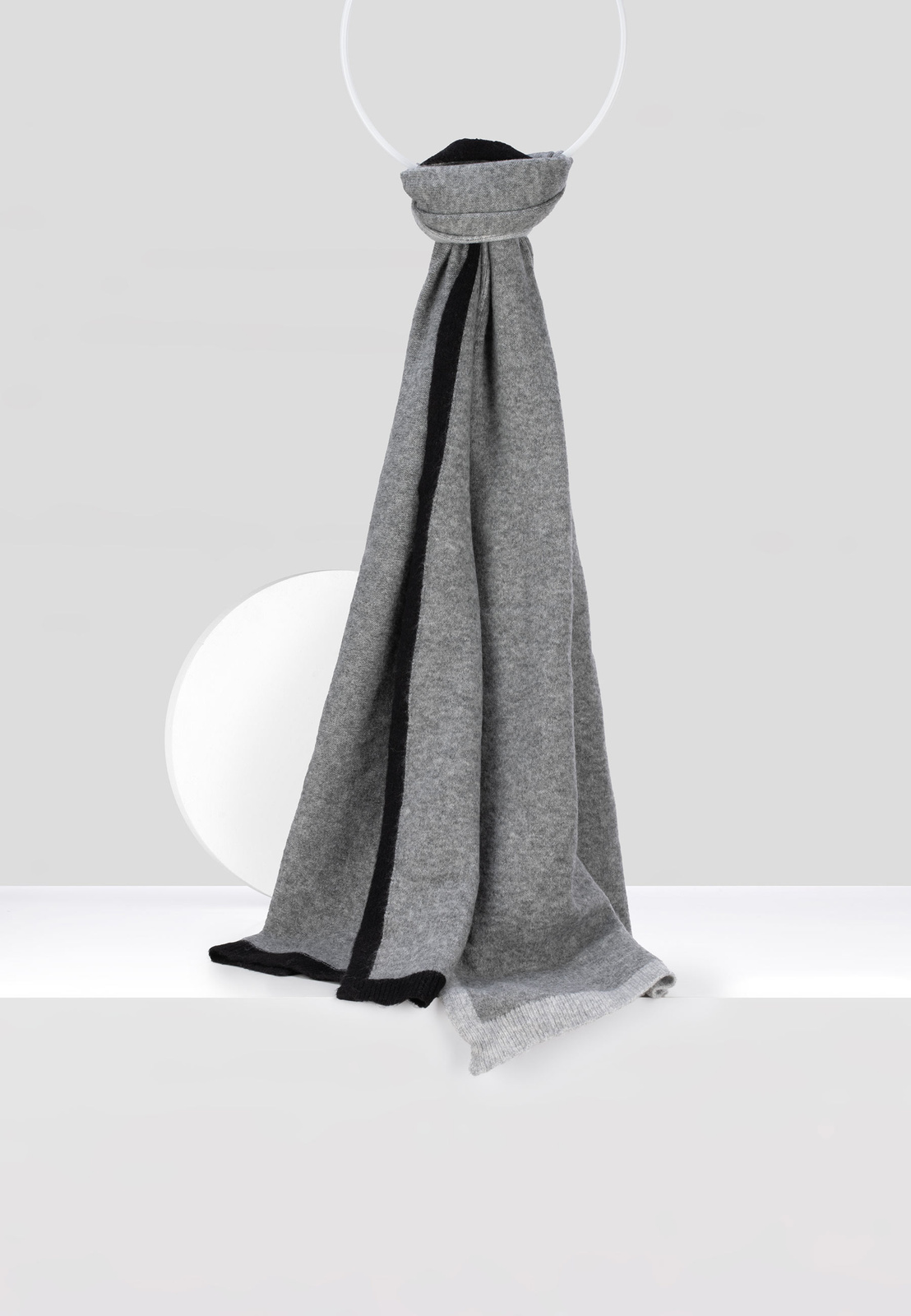 Szary szal z kontrastową lamówką