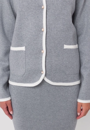 Szary dzianinowy kardigan z białym obszyciem