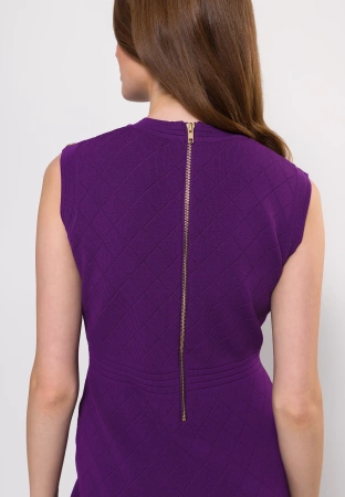 Fioletowa sukienka ze złotymi guzikami i tłoczeniem w romby