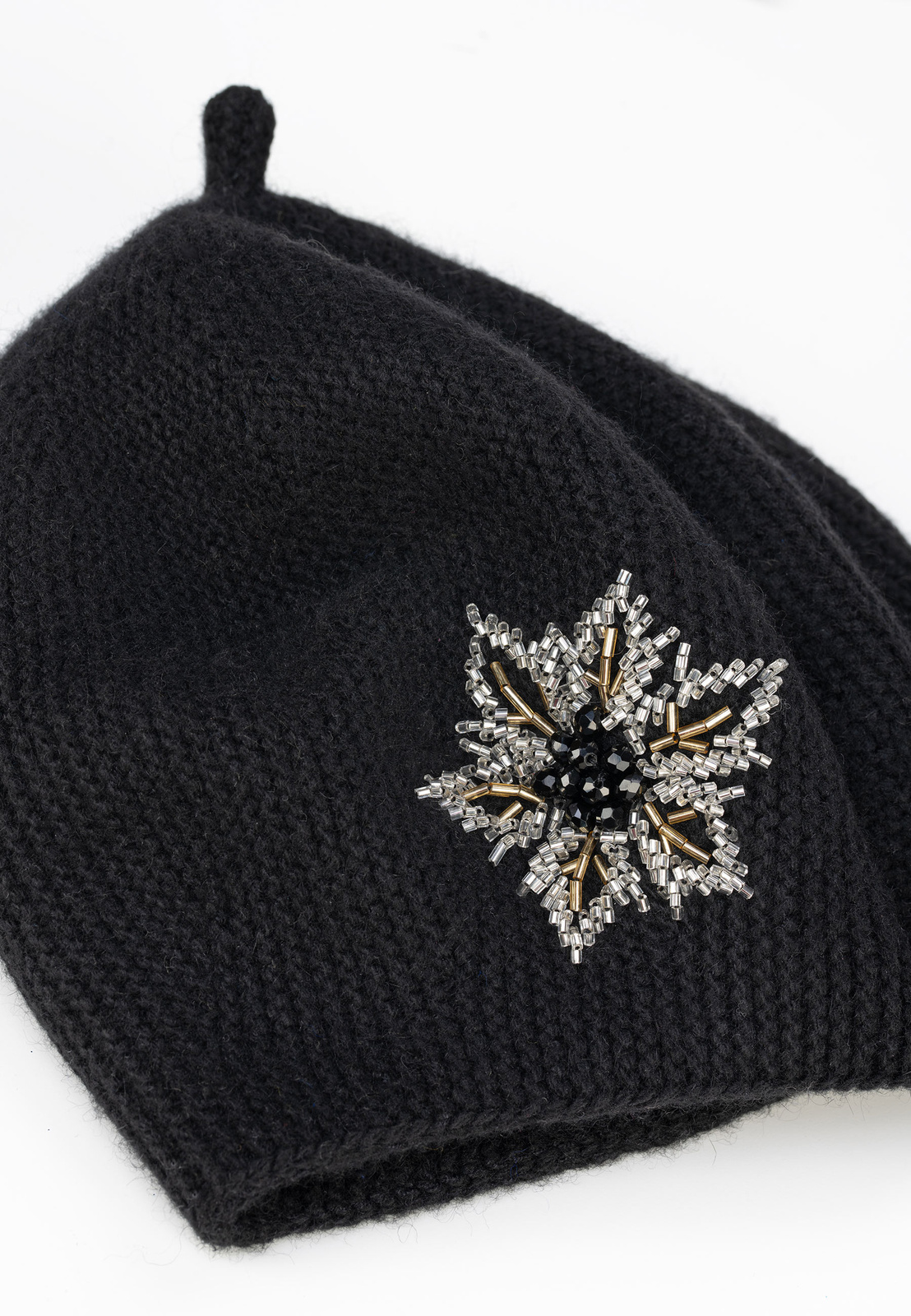 Czarny beret z koralikami