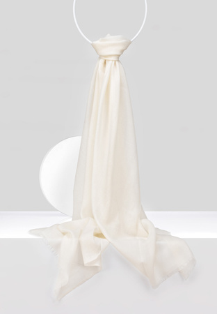 Cienki wełniany szal w kolorze ecru