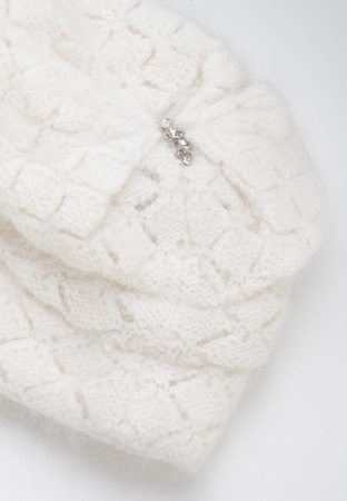 Ecru czapka w romby z naturalnym włosiem