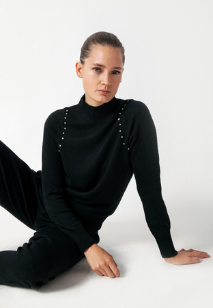 Czarny półgolf z ozdobnymi cyrkoniami