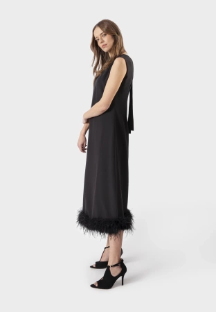 Czarna sukienka z piórami
