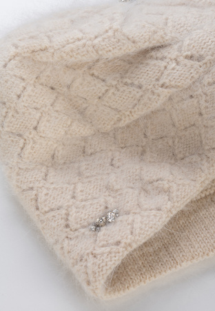 Beżowa czapka w romby z naturalnym włosiem