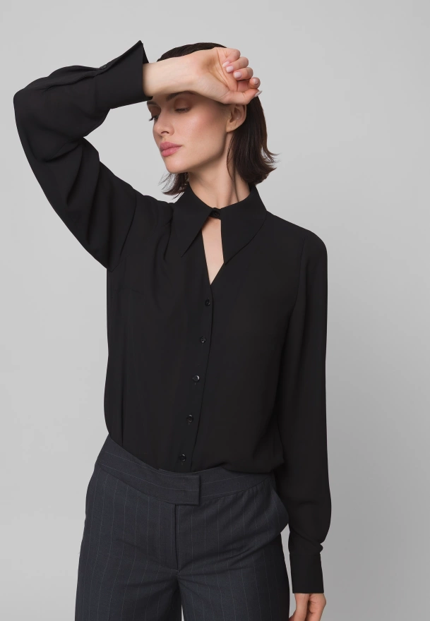 Czarna koszula z wycięciem przy dekolcie