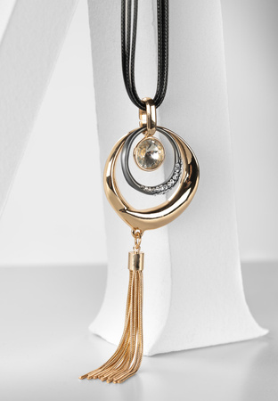 Naszyjnik na rzemyku z oryginalną zawieszką