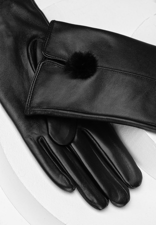 Czarne skórzane rękawiczki z puszkiem