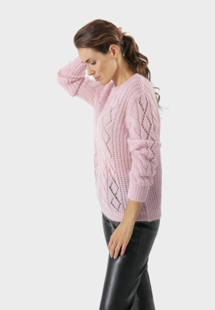 Różowy sweter z ażurowym splotem