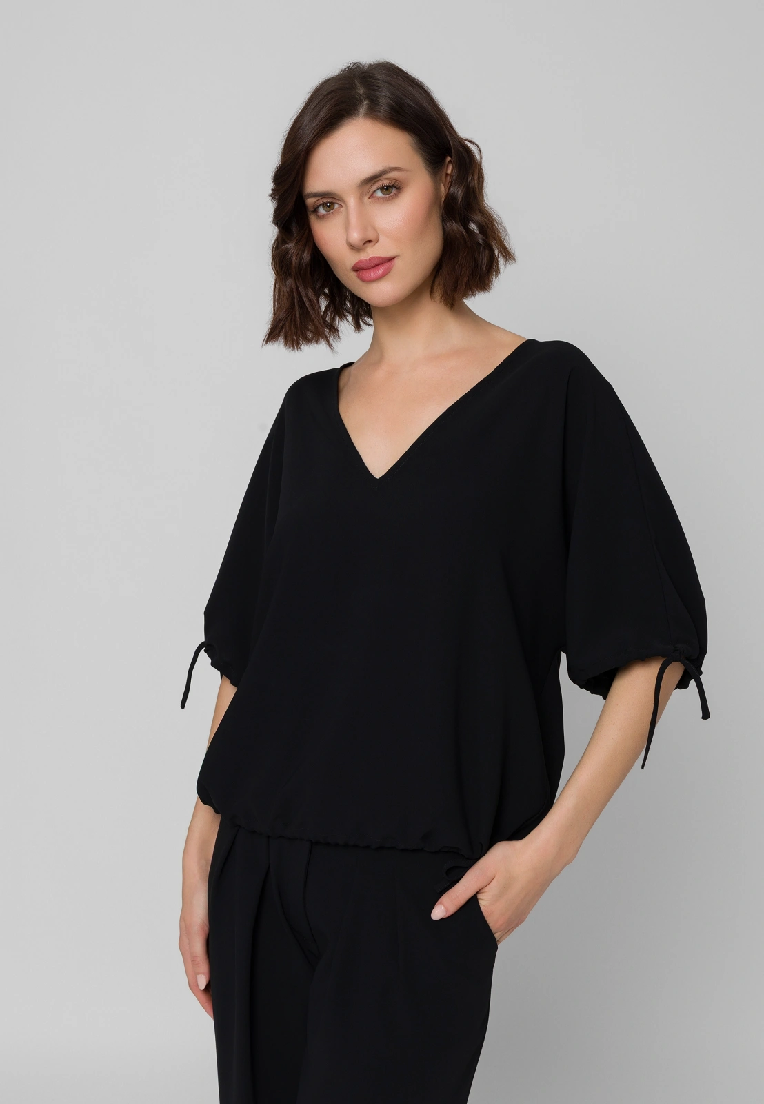 Czarna bluzka oversize ze ściągaczami