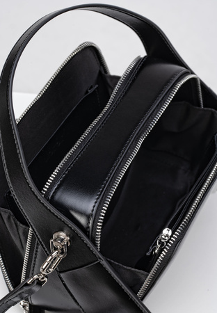 Czarna torebka z błyszczącej skóry