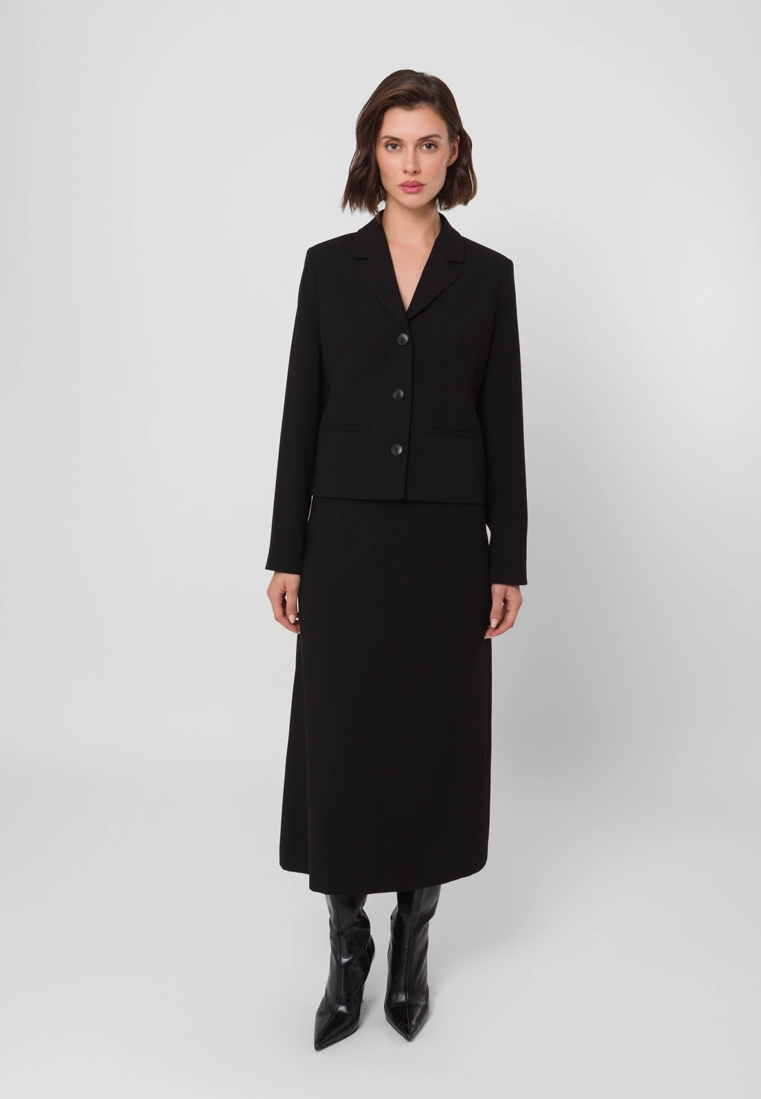 Krótki czarny żakiet z klasycznym kołnierzem