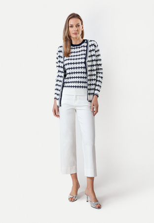 Biało-granatowy dzianinowy kardigan z wzorem