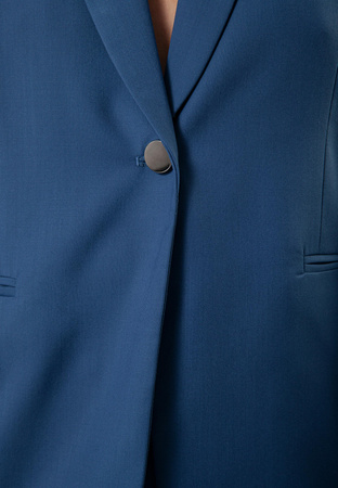 Niebieski żakiet o prostym kroju