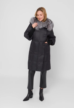 Puchowa kurtka z naturalnym kołnierzem