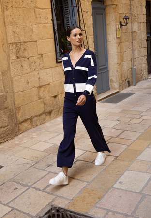 Granatowe spodnie z dzianiny z szeroką nogawką