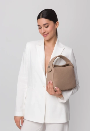 Mała fakturowana torebka w kolorze beżowym