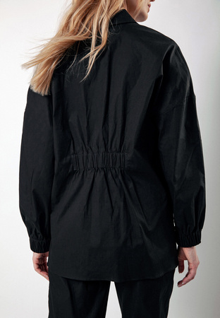 Czarna popelinowa koszula z marszczeniem na plecach