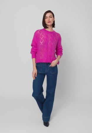 Amarantowy sweter z ażurowym splotem