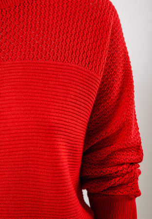 Czerwony sweter z ryżowym splotem