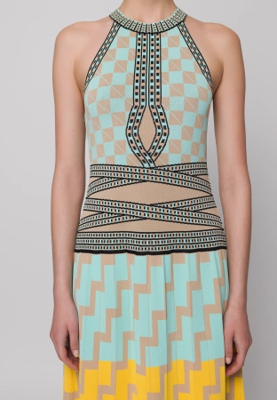 Dzianinowa sukienka w geometryczny wzór z turkusem