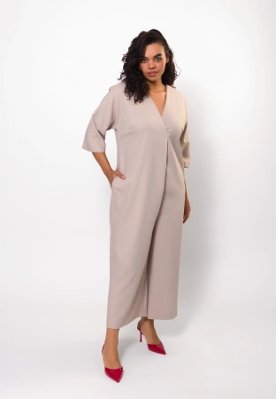 Beżowy kombinezon z asymetrycznym przodem o luźnej formie