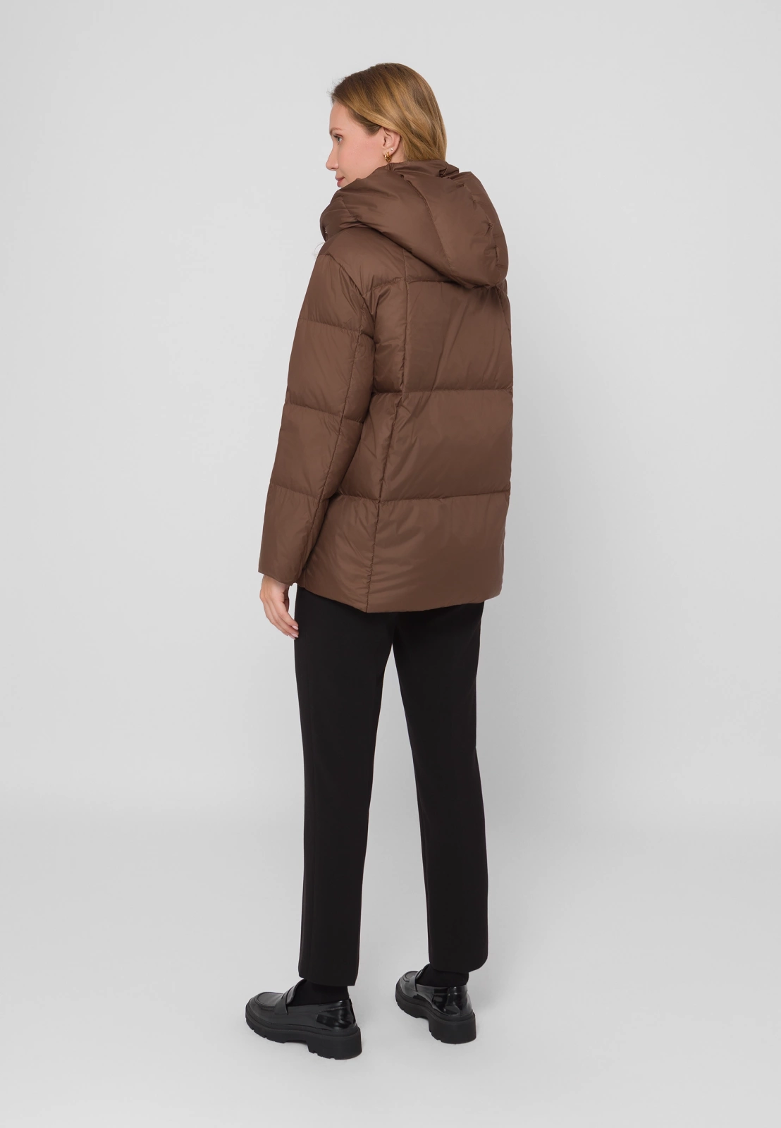 Brązowa pikowana kurtka z kapturem