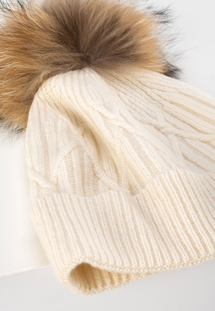 Ecru wełniana czapka z pomponem z naturalnego futra