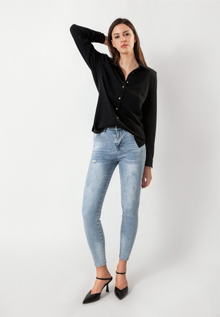 Jeansy z przetarciami