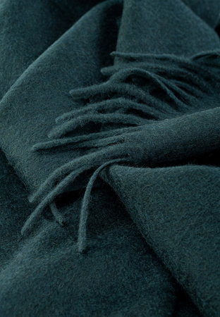 Zielony wełniany szal z frędzlami