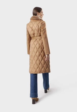 Camelowy pikowany płaszcz z naturalnym kołnierzem