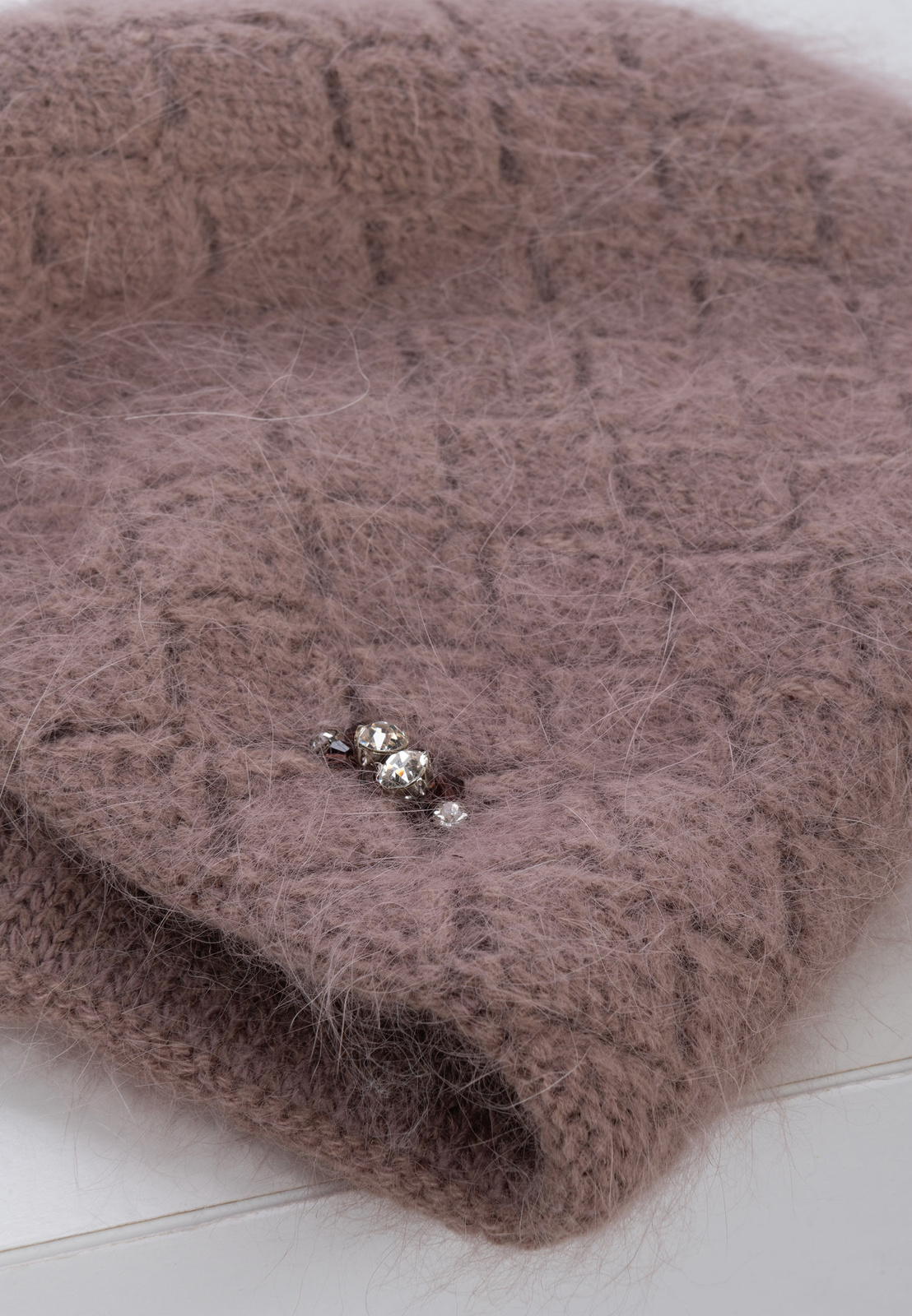 Brązowa czapka w romby z naturalnym włosiem