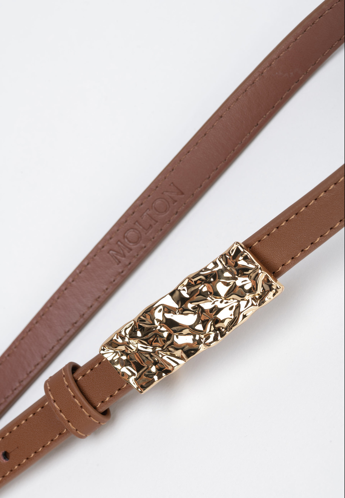 Brązowy pasek z ozdobną klamrą