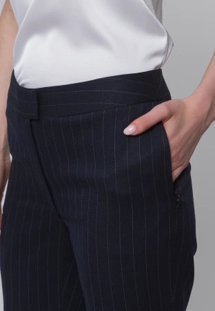Granatowe spodnie w prążek z prostą nogawką