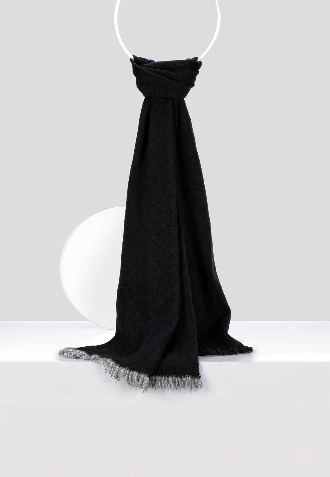 Czarny szal z wełną