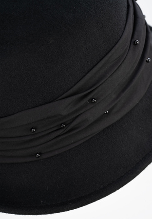 Czarny wełniany kapelusz z ozdobną tasiemką