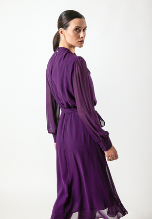 Fioletowa sukienka z wiązaniem w pasie