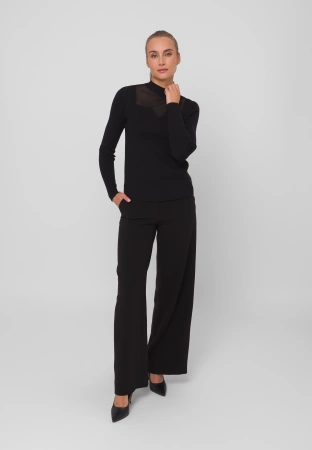 Czarny dzianinowy półgolf z ażurowym dekoltem