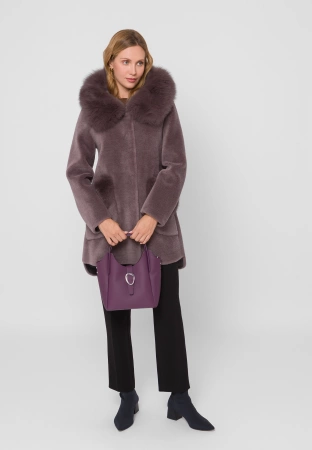 Torebka w kolorze śliwkowym z ozdobnym zapięciem