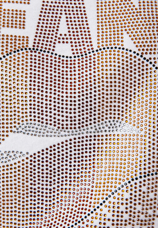 Biały t-shirt z aplikacją