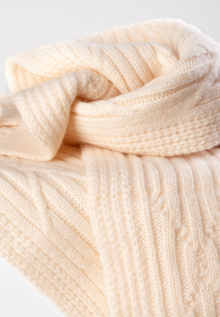 Beżowy szal z wełny