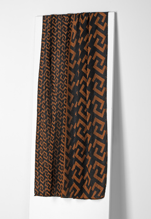 Brązowy szal w grecki wzór