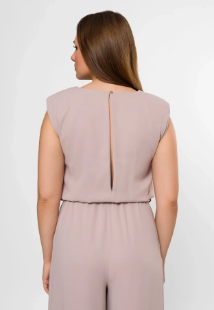 Kombinezon w kolorze beżowym z wiązaniem w pasie