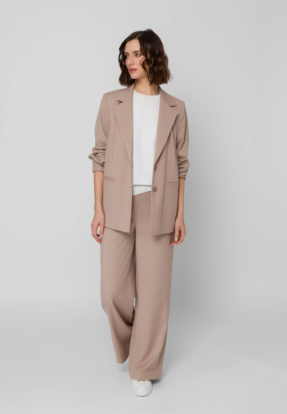 Beżowe spodnie z szeroką nogawką